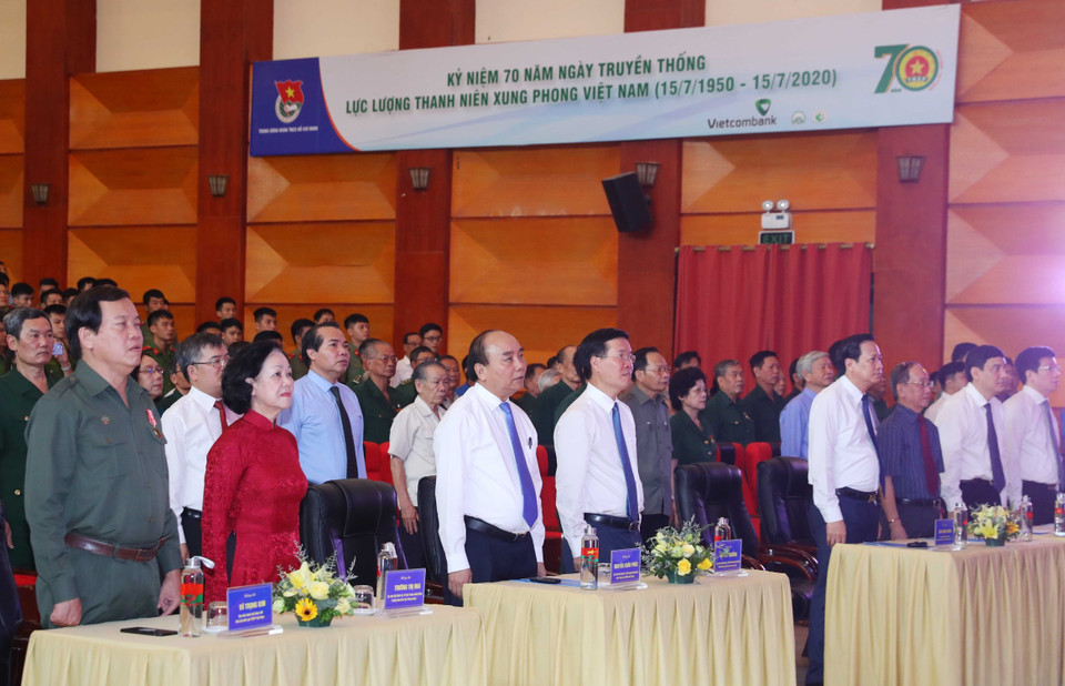 Thủ tướng Nguyễn Xuân Phúc cùng các đại biểu thực hiện nghi thức chào cờ.(Ảnh: Thống Nhất/TTXVN)