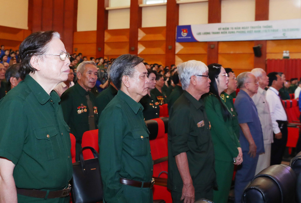 Các đại biểu thực hiện nghi thức chào cờ.(Ảnh: Thống Nhất/TTXVN)