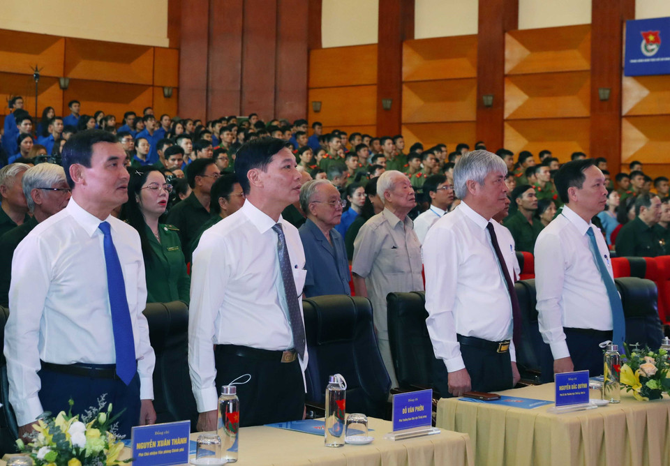 Các đại biểu thực hiện nghi thức chào cờ.(Ảnh: Thống Nhất/TTXVN)