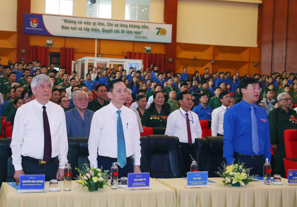 Các đại biểu thực hiện nghi thức chào cờ.(Ảnh: Thống Nhất/TTXVN)