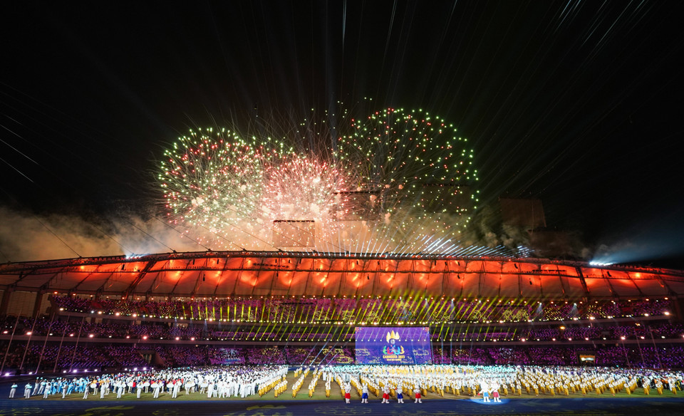 Sau 11 ngày chính thức tranh tài sôi nổi ở 37 môn thể thao với 581 nội dung thi đấu, SEA Games 32 đã khép lại thành công trong buổi lễ bế mạc ấn tượng trên sân vận động quốc gia Morodok Techo của thủ đô Phnom Penh, Campuchia tối 17/5/2023. Kết thúc SEA Games 32, Đoàn Thể thao Việt Nam giành ngôi vị số 1 với 136 huy chương Vàng, 105 huy chương Bạc và 114 huy chương Đồng. (Ảnh: THX/TTXVN)