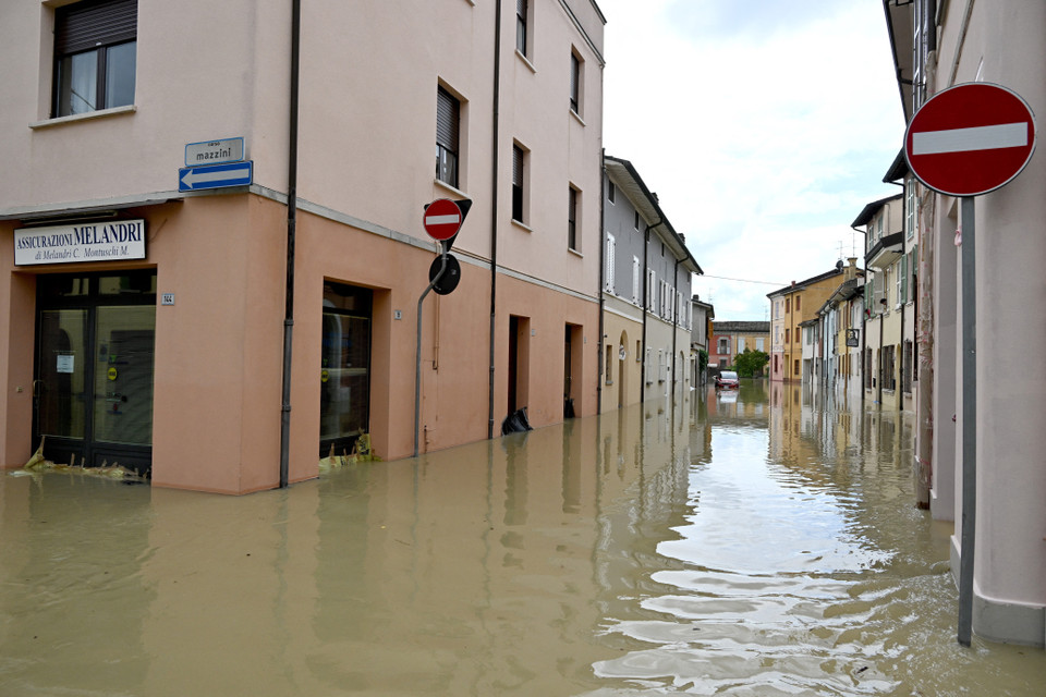 Tính đến ngày 18/5/2023, số người thiệt mạng vì lũ lụt và lở đất tại vùng Emilia-Romagna của Italy đã lên tới ít nhất 13 người, trong khi hàng chục người vẫn mất tích do mưa xối xả khiến phần lớn diện tích của vùng này chìm trong nước. Thống kê cho thấy có 280 vụ lở đất, 200 con đường bị đóng cửa và 23 con sông đã tràn bờ. (Ảnh: AFP/TTXVN)
