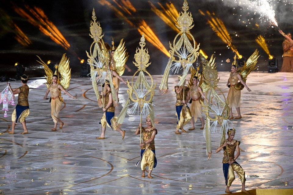 Sau 11 ngày chính thức tranh tài sôi nổi ở 37 môn thể thao với 581 nội dung thi đấu, SEA Games 32 đã khép lại thành công trong buổi lễ bế mạc ấn tượng trên sân vận động quốc gia Morodok Techo của thủ đô Phnom Penh, Campuchia tối 17/5/2023. Kết thúc SEA Games 32, Đoàn Thể thao Việt Nam giành ngôi vị số 1 với 136 huy chương Vàng, 105 huy chương Bạc và 114 huy chương Đồng. Trong ảnh: Màn biểu diễn nghệ thuật của các nghệ sĩ đến từ Thái Lan - nước chủ nhà SEA Games 33. (Ảnh: AFP/TTXVN)