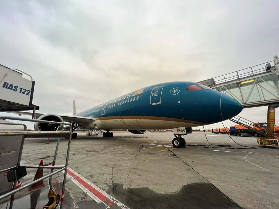 Chuyến bay đầu tiên của Vietnam Airlines đón công dân Việt Nam tại Ukraine đã hạ cánh tại sân bay Henri Coandă ở Thủ đô Bucharest của Romania vào chiều ngày 7/3 (giờ địa phương). (Ảnh: CTV/Vietnam+)