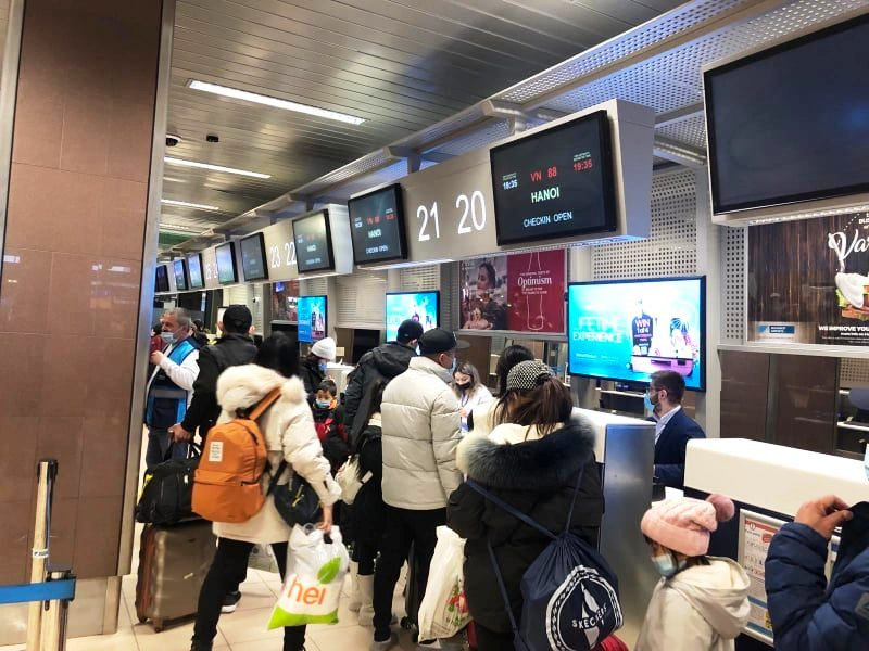 Có 287 hành khách là công dân Việt Nam sơ tán từ Ukraine về nước trên chuyến bay đầu tiên của Vietnam Airlines. (Ảnh: CTV/Vietnam+)