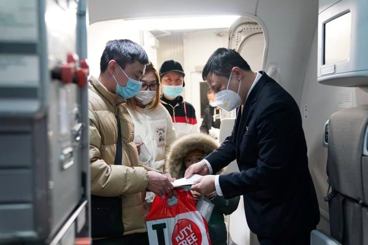 Hành khách xuất trình giấy tờ cần thiết để lên tàu bay. (Ảnh: CTV/Vietnam+)