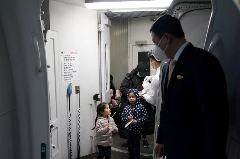 Những hành khách đặc biệt, trong chuyến bay giải cứu mang số hiệu VN88 này có 71 cháu dưới 12 tuổi, trong đó có 14 cháu dưới 2 tuổi. (Ảnh: CTV/Vietnam+)