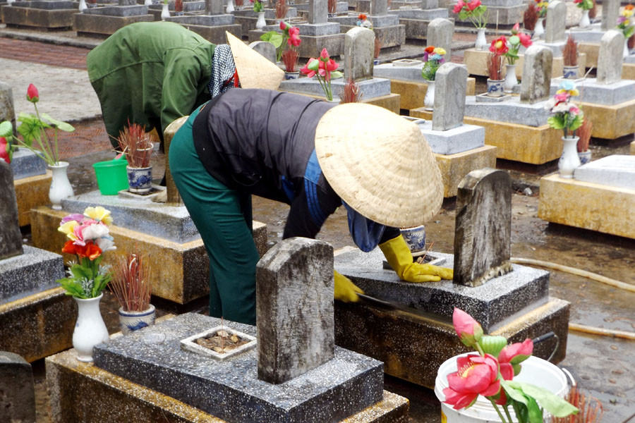 Đối với họ, công việc này không chỉ đơn thuần để kiếm sống, mà còn là một sự tri ân với những người đã ngã xuống vì đất nước. (Ảnh: T.H/Vietnam+)
