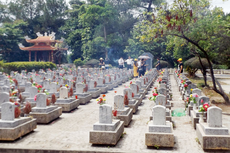 Rất nhiều người đã tới thắp nén nhang tưởng nhớ các anh hùng liệt sỹ ngã xuống vì độc lập tự do của dân tộc. (Ảnh: T.H/Vietnam+)