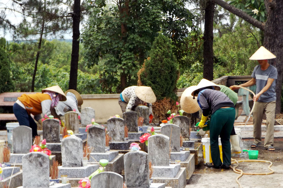 Coi sóc, tu bổ các phần mộ liệt sỹ. (Ảnh: T.H/Vietnam+)