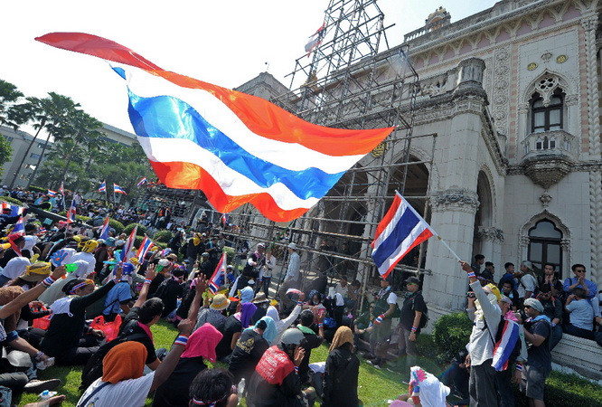 Người biểu tình cờ sau khi xông vào trụ sở văn phòng chính phủ. (Nguồn: AFP)