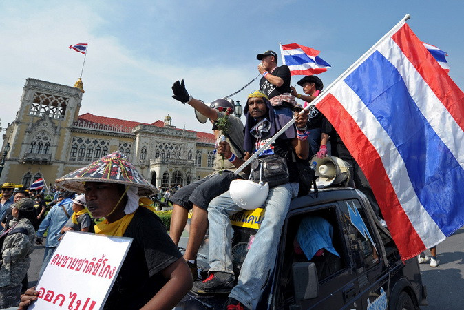 Người biểu tình Thái Lan ăn mừng sau khi xông vào trụ sở văn phòng chính phủ. (Nguồn: AFP)
