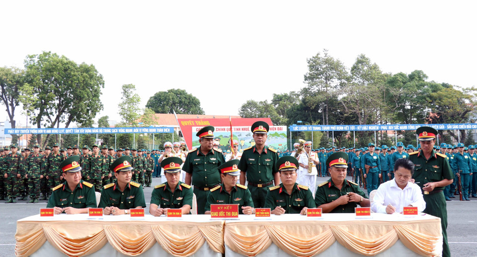 Lễ ký giao ước thi đua giữa các đơn vị trong lực lượng vũ trang Thành phố Hồ Chí Minh. (Ảnh: Xuân Khu/TTXVN)