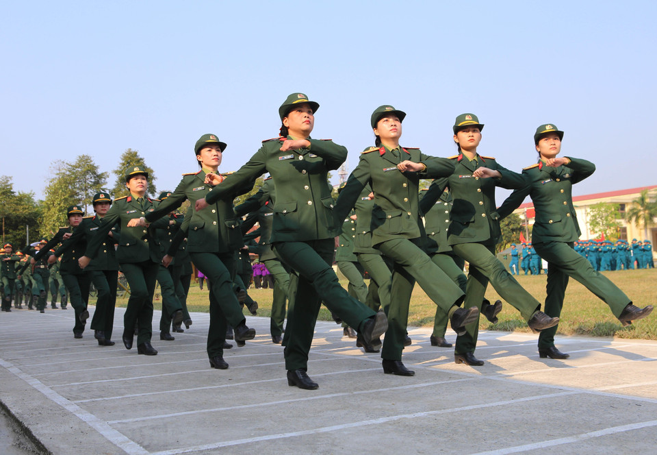 Lễ duyệt đội ngũ của lực lượng vũ trang Thừa Thiên-Huế. (Ảnh: Hồ Cầu/TTXVN)