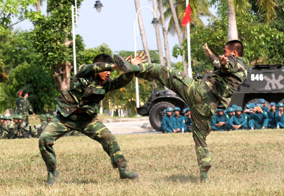 Biểu diễn võ thuật của lực lượng vũ trang trong lễ ra quân huấn luyện năm 2019 tại Thừa Thiên-Huế. (Ảnh: Hồ Cầu/TTXVN)