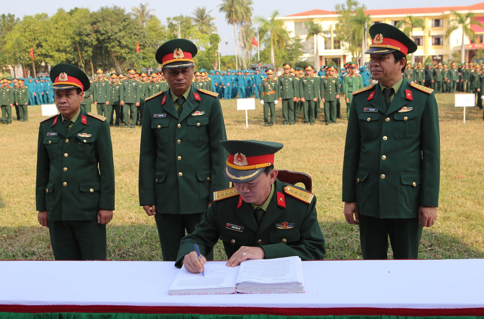 Lễ ký kết giao ước thi đua giữa các đơn vị trong lễ ra quân huấn luyện năm 2019 tại Thừa Thiên-Huế. (Ảnh: Hồ Cầu/TTXVN)