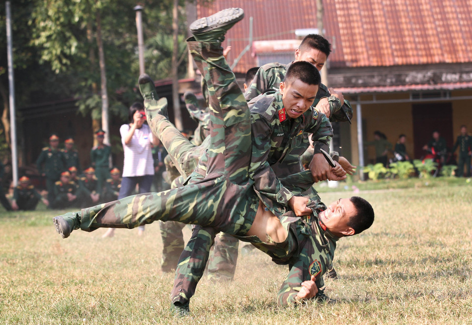 Biểu diễn võ thuật của lực lượng vũ trang trong lễ ra quân huấn luyện năm 2019 tại Thừa Thiên-Huế. (Ảnh: Hồ Cầu/TTXVN)