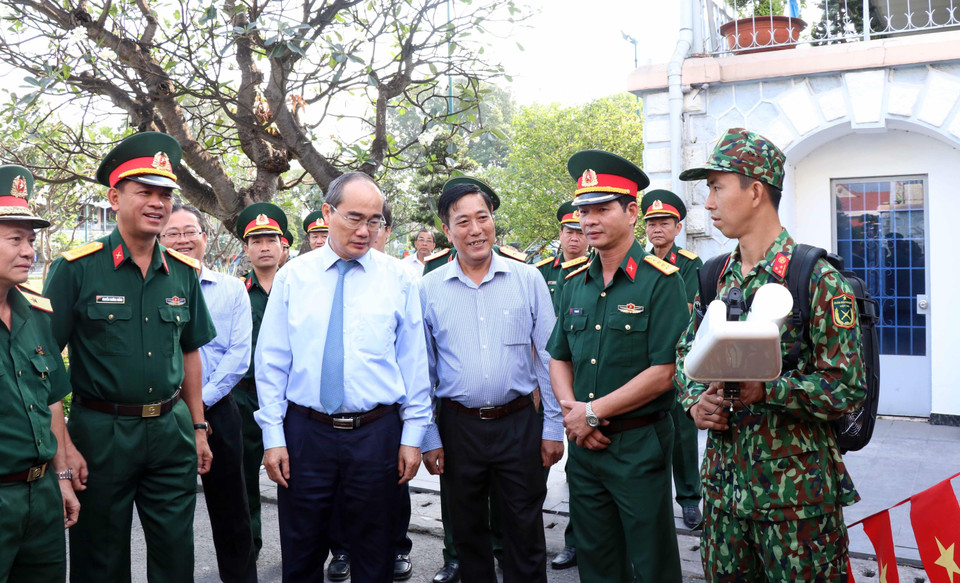 Ông Nguyễn Thiện Nhân, Ủy viên Bộ Chính trị, Bí thư Thành ủy Thành phố Hồ Chí Minh nghe giới thiệu về vũ khí tiêu diệt thiết bị bay không người lái. (Ảnh: Xuân Khu/TTXVN)