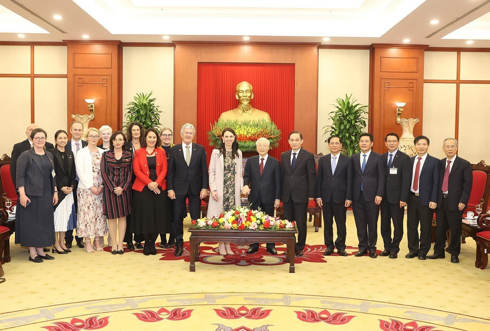 Tổng Bí thư Nguyễn Phú Trọng và Thủ tướng New Zealand Jacinda Ardern cùng các đại biểu chụp ảnh chung. (Ảnh: Trí Dũng/TTXVN)