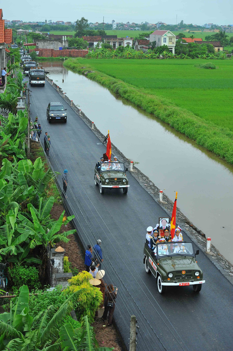 Đoàn xe đưa linh cữu Chủ tịch nước Trần Đại Quang về quê hương Kim Sơn-Ninh Bình. (Ảnh: TTXVN)