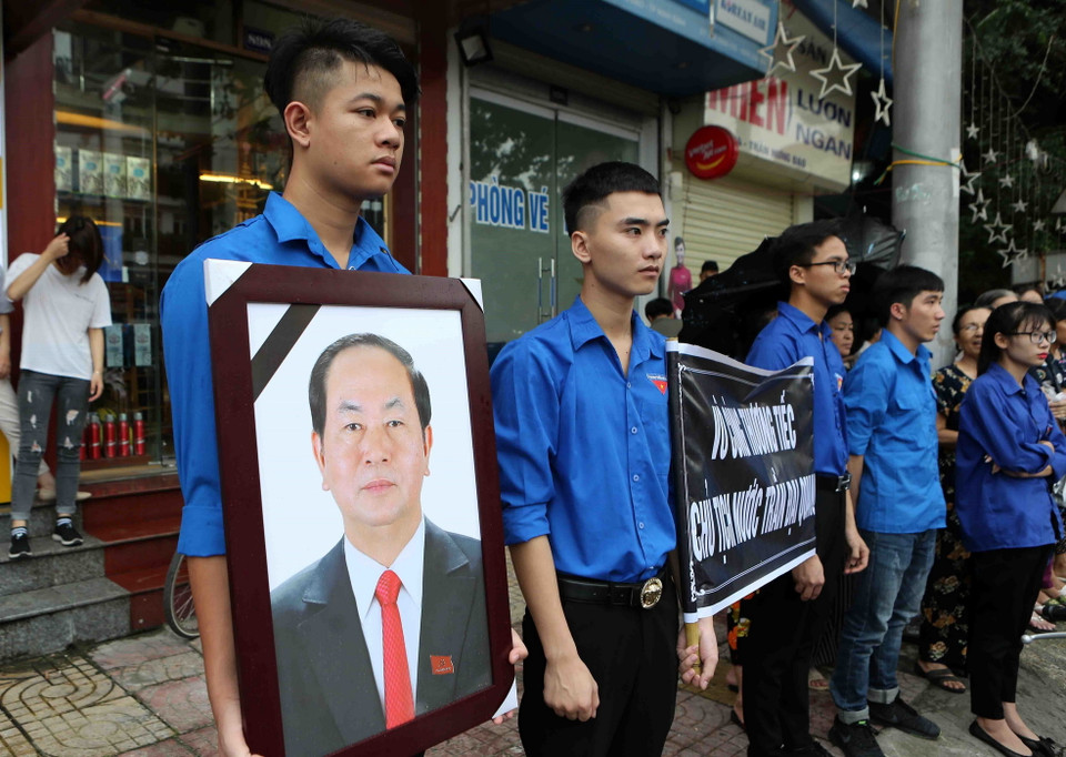 Hàng nghìn người dân thành phố Ninh Bình xuống đường đưa tiễn Chủ tịch nước Trần Đại Quang. (Ảnh: TTXVN)