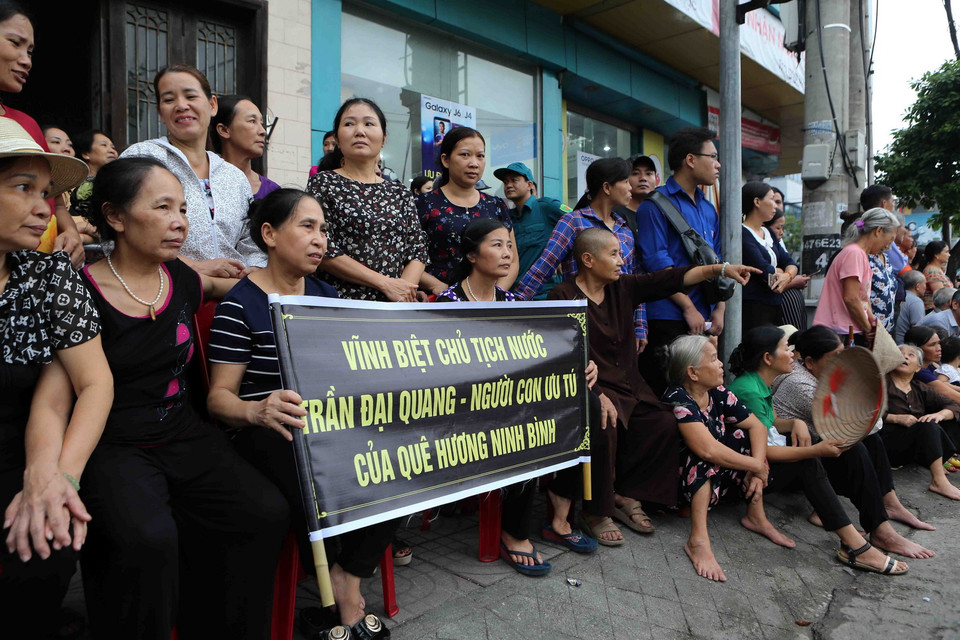 Người dân Ninh Bình đứng hai bên đường tiễn đưa Chủ tịch nước Trần Đại Quang. (Ảnh: TTXVN)