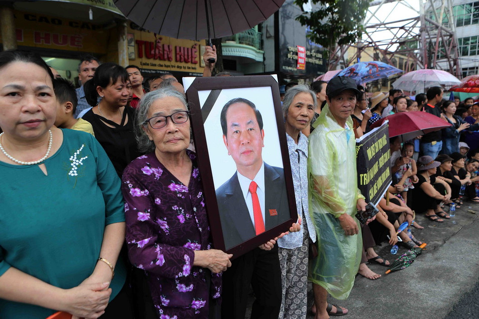 Người dân Ninh Bình đứng hai bên đường tiễn đưa Chủ tịch nước Trần Đại Quang.(Ảnh: TTXVN)