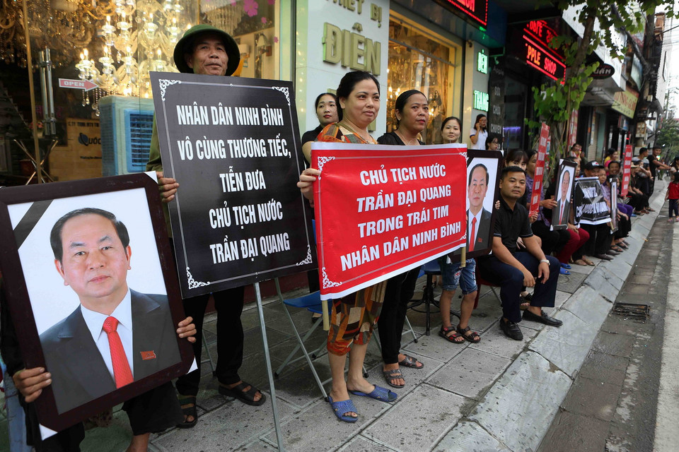 Người dân Ninh Bình đứng hai bên đường tiễn đưa Chủ tịch nước Trần Đại Quang. (Ảnh: TTXVN)