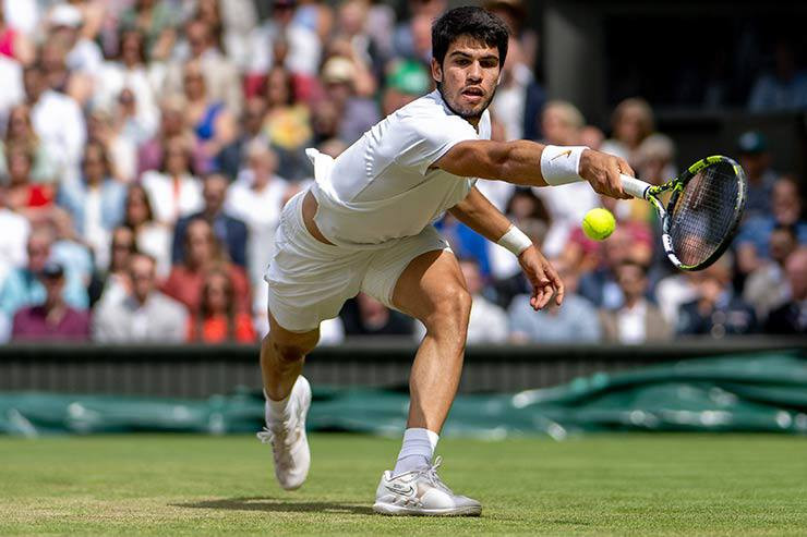 Carlos Alcaraz đã có khởi đầu không thuận lợi khi anh để thua Novak Djokovic 1-6 ngay trong set 1. (Nguồn: Getty Images)