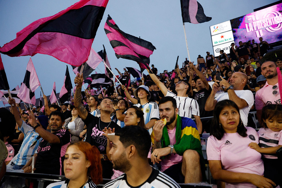 ...tất cả đều chờ đợi và hy vọng thần tượng của mình sẽ tỏa sáng để giúp đội bóng gặt hái thành công. (Nguồn: Getty Images)