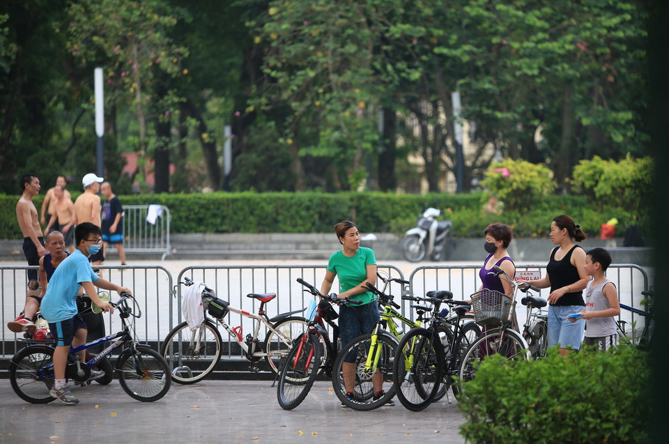 Nhiều người dân vẫn không đeo khẩu trang, nguy cơ nhiễm COVID-19 cho bản thân và người khác (chụp sáng 7/6/2021). (Ảnh: Hoàng Hiếu/TTXVN)