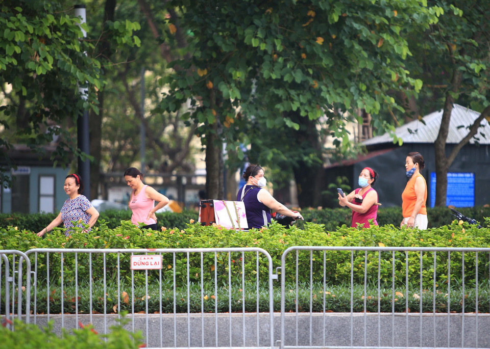 Nhiều người dân không đeo khẩu trang khi tập thể dục tại Vườn hoa Lenin (chụp sáng 7/6/2021). (Ảnh: Hoàng Hiếu/TTXVN)