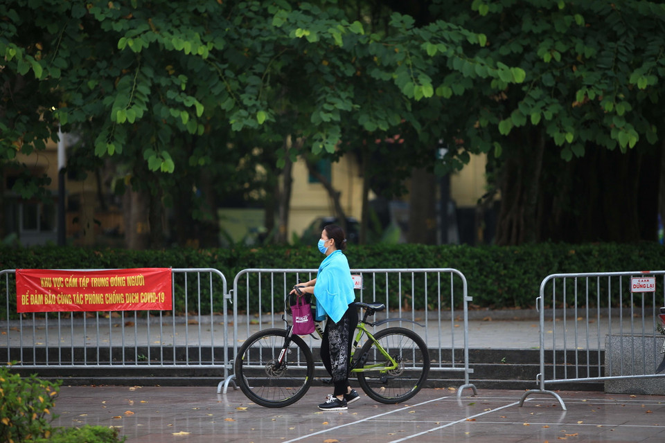 Hàng rào bị 'dỡ' khi lực lượng chức năng không có mặt Vườn hoa Lenin (chụp sáng 7/6/2021). (Ảnh: Hoàng Hiếu/TTXVN)