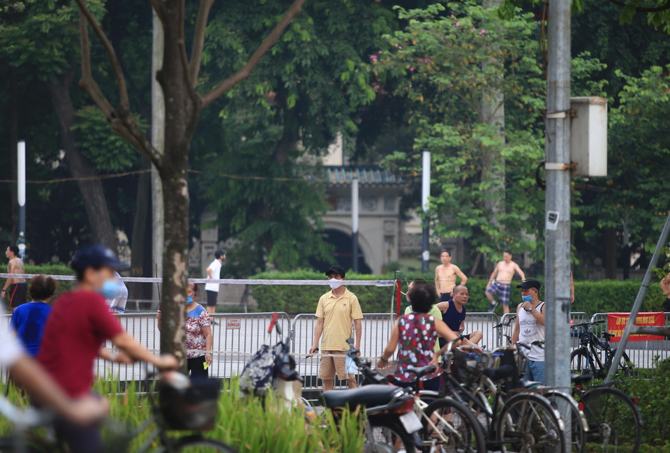 Nhiều người dân vẫn tụ tập, không đeo khẩu trang khi tập thể dục tại Vườn hoa Lenin (chụp sáng 7/6/2021). (Ảnh: Hoàng Hiếu/TTXVN)