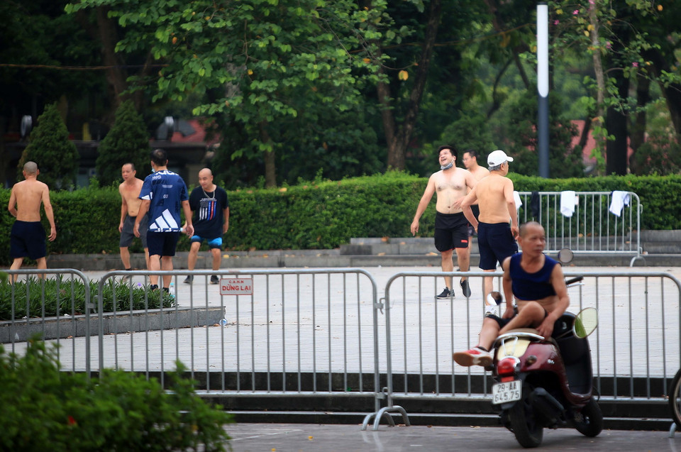 Nhiều người vẫn thờ ơ với quy định 5K của Bộ Y tế, tiềm ẩn nguy cơ bùng phát dịch COVID-19 (chụp sáng 7/6/2021). (Ảnh: Hoàng Hiếu/TTXVN)