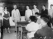 Chủ tịch Hồ Chí Minh đến thăm Đại học Y (năm 1955). (Ảnh: Tư liệu/TTXVN)