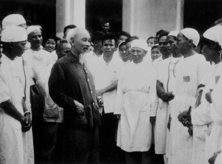 Chủ tịch Hồ Chí Minh thăm Bệnh viện thành phố Nam Định (22/5/1963). (Ảnh: TTXVN)