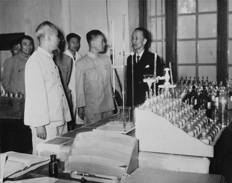 Chủ tịch Hồ Chí Minh thăm phòng thí nghiệm trường Đại học Y Dược Hà Nội (14/1/1963). (Ảnh: Tư liệu/TTXVN)