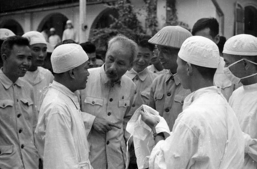 Chủ tịch Hồ Chí Minh thăm Bệnh viện Quân y Hải Phòng (5/1957). (Ảnh: TTXVN)