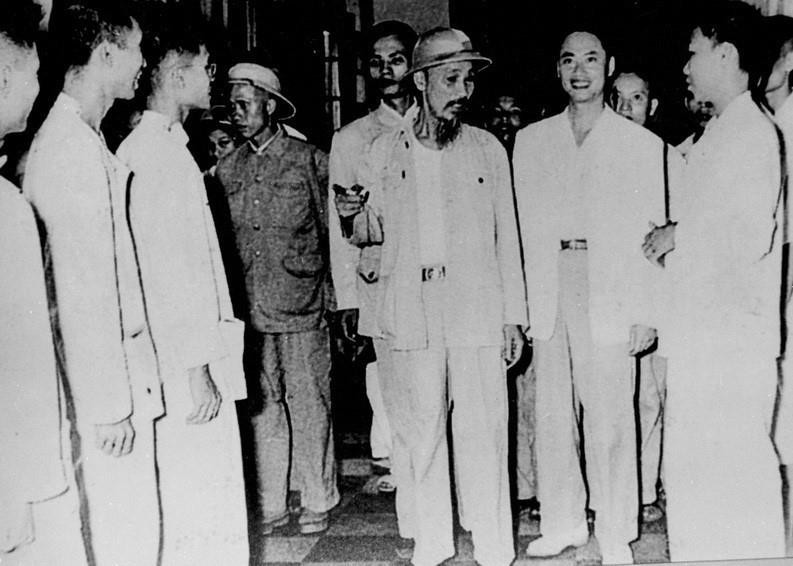 Chủ tịch Hồ Chí Minh thăm Bệnh viện Bạch Mai (Hà Nội). (Ảnh: TTXVN)