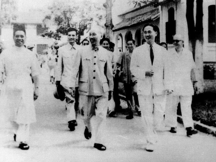 Chủ tịch Hồ Chí Minh thăm Bệnh viện Việt Đức (Hà Nội). (Ảnh: TTXVN)