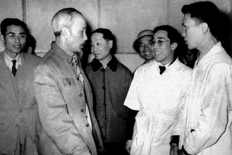 Bác Hồ với các bác sỹ ngành quân y (năm 1954). (Ảnh: Tư liệu TTXVN)
