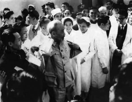 Bác Hồ nói chuyện với cán bộ ngành y tế. (Ảnh: Tư liệu TTXVN)