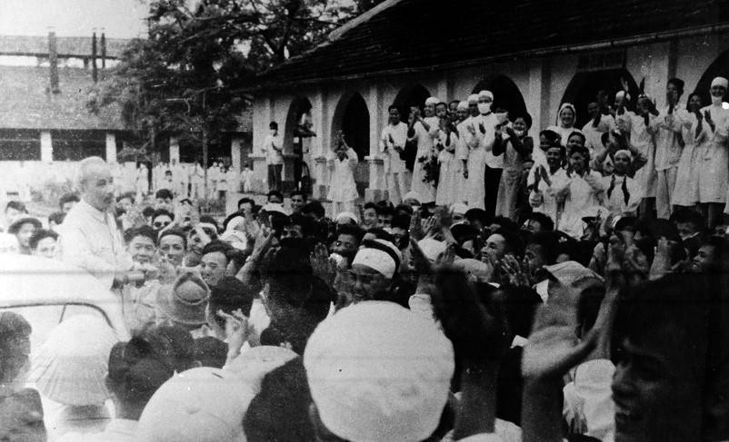 Chủ tịch Hồ Chí Minh thăm Viện Quân y Hải Phòng (5/1957). (Ảnh: TTXVN)