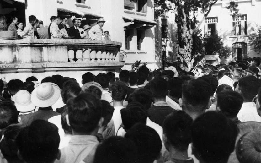 Chủ tịch Hồ Chí Minh nói chuyện với giảng viên, sinh viên trường Đại học Y Dược Hà Nội (14/1/1955). (Ảnh: Tư liệu/TTXVN)