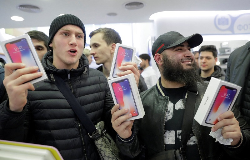 Khách hàng đầu tiên mua iPhone X mới của Apple tại Moskva (Nga). (Nguồn: Reuters)