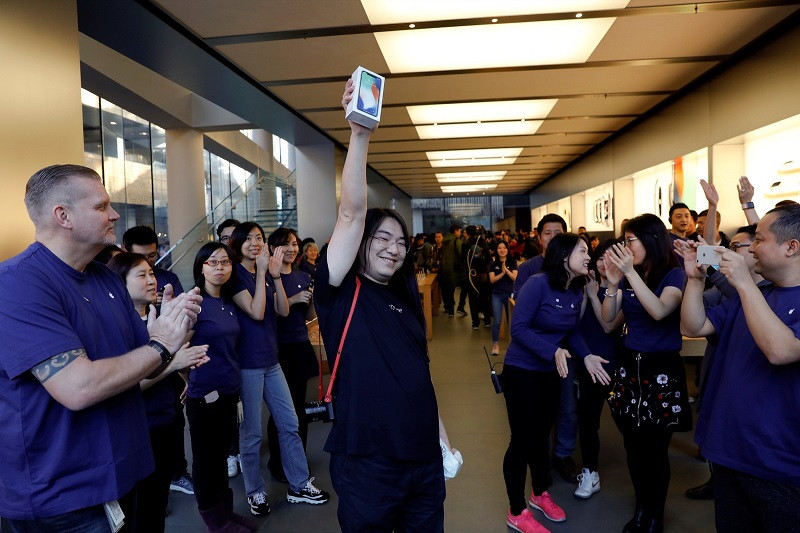 Một trong những khách hàng đầu tiên ở Bắc Kinh, Trung Quốc sở hữu iPhone X. (Nguồn: Reuters)