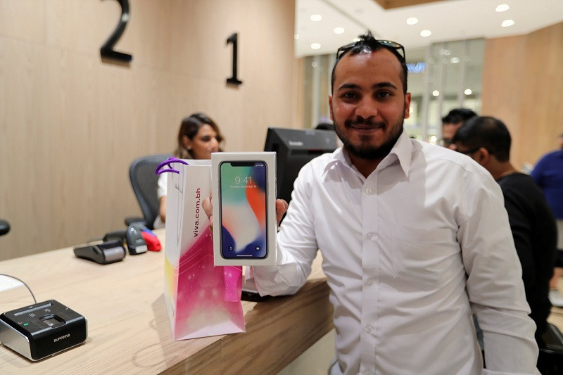 Ahmed Ali, một trong những khách hàng đầu tiên nhận iPhone X ở Manama, Bahrain. (Nguồn: Reuters)