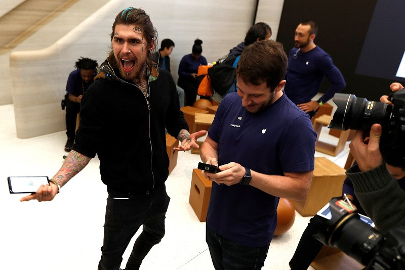 Marco Pierre White Jr. là người đầu tiên mua được iPhone X tại cửa hàng Apple trên Phố Regents, London, Anh. (Nguồn: Reuters)