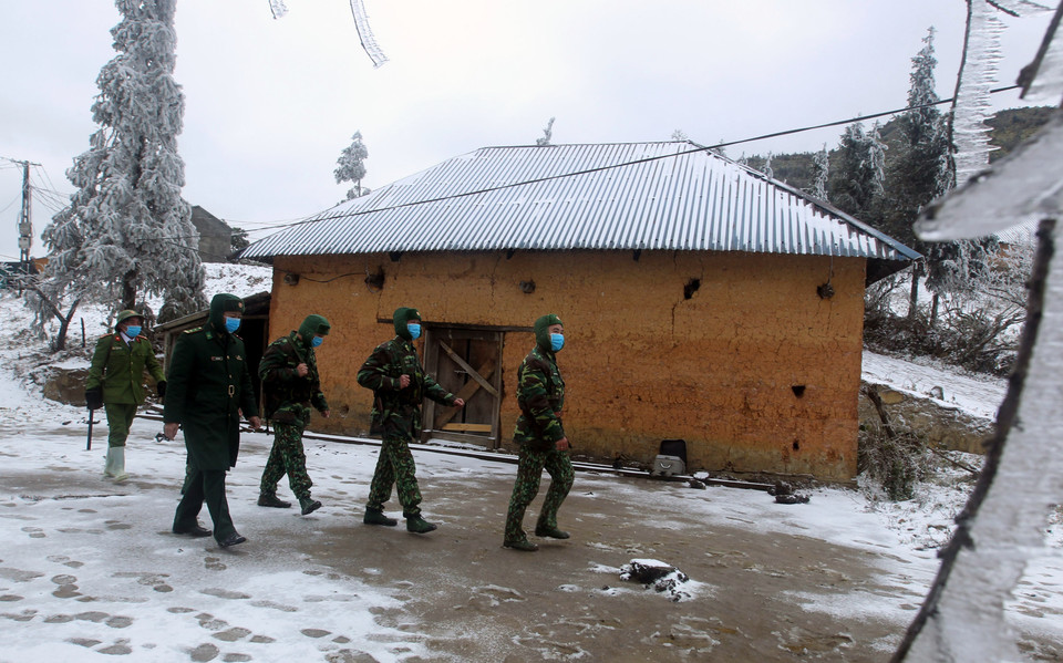 Bộ đội đồn biên phòng Y Tý (Bát Xát, Lào Cai) tuần tra trong điều kiện khắc nghiệt băng giá, mưa tuyết. (Ảnh: Quốc Khánh/TTXVN)
